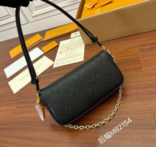루이비통 월릿 온 체인 아이비